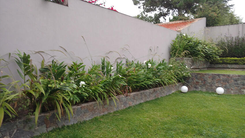 Jardín El Naranjero. Las pendientes del terreno se atrerrazan con muros revestidos en piedra. (Perales, 2019)